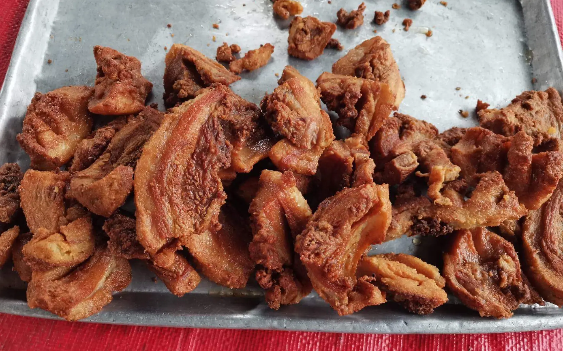 Chicharrón de cachete y su delicioso sabor en el mercado de Pueblo Viejo